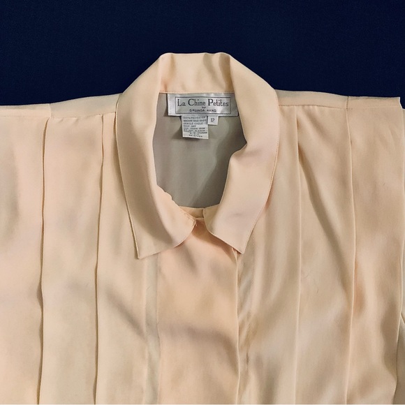 v i n t a g e :: Pleated Glamorous Padded Satin Blosse - Picture 5 of 10